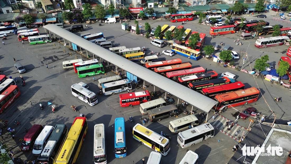 Dòng người ùn ùn rời Hà Nội nghỉ lễ, một ô tô bốc cháy ở đường trên cao - Ảnh 10.