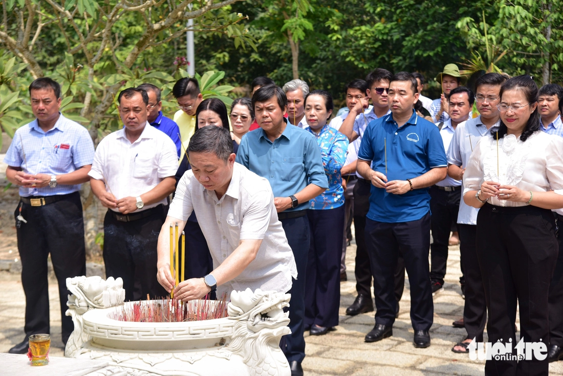 Đoàn Tuyên giáo và Dân vận Thành ủy TP.HCM thăm, tặng quà đồng bào Chăm, cựu chiến binh dịp 30-4 - Ảnh 9.