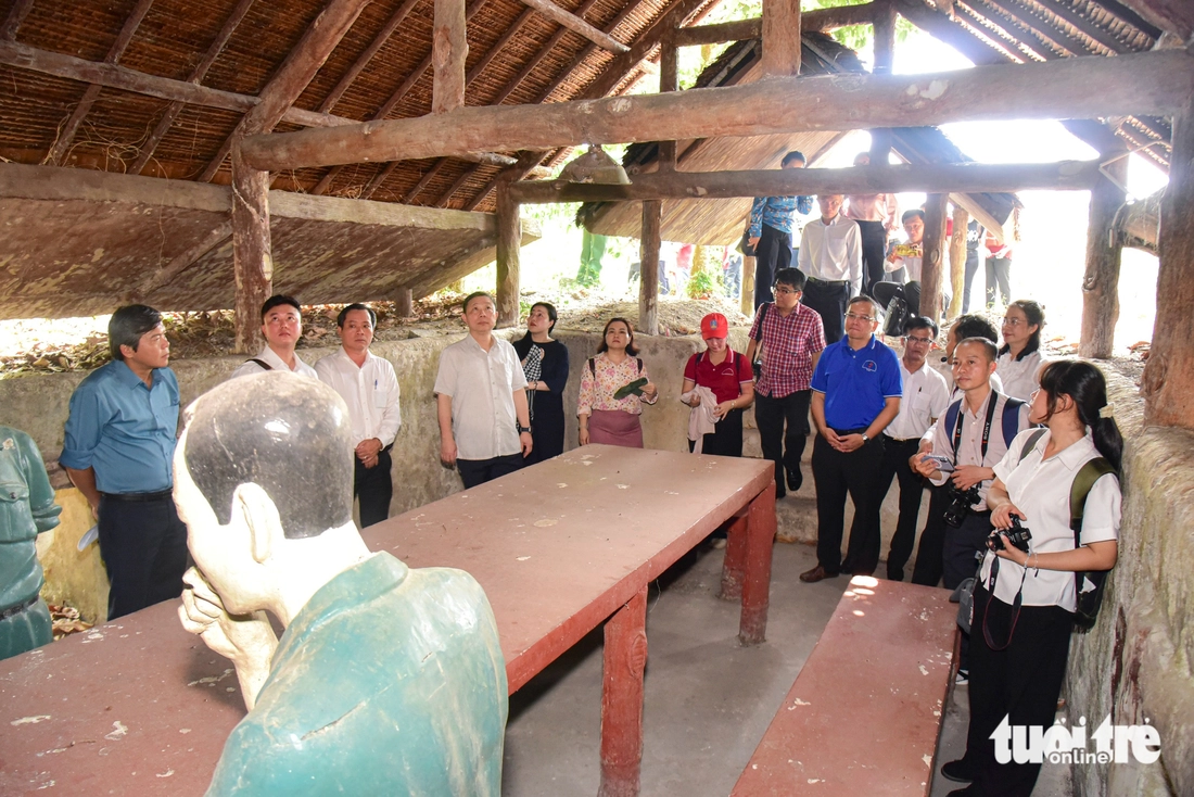 Đoàn Tuyên giáo và Dân vận Thành ủy TP.HCM thăm, tặng quà đồng bào Chăm, cựu chiến binh dịp 30-4 - Ảnh 10.