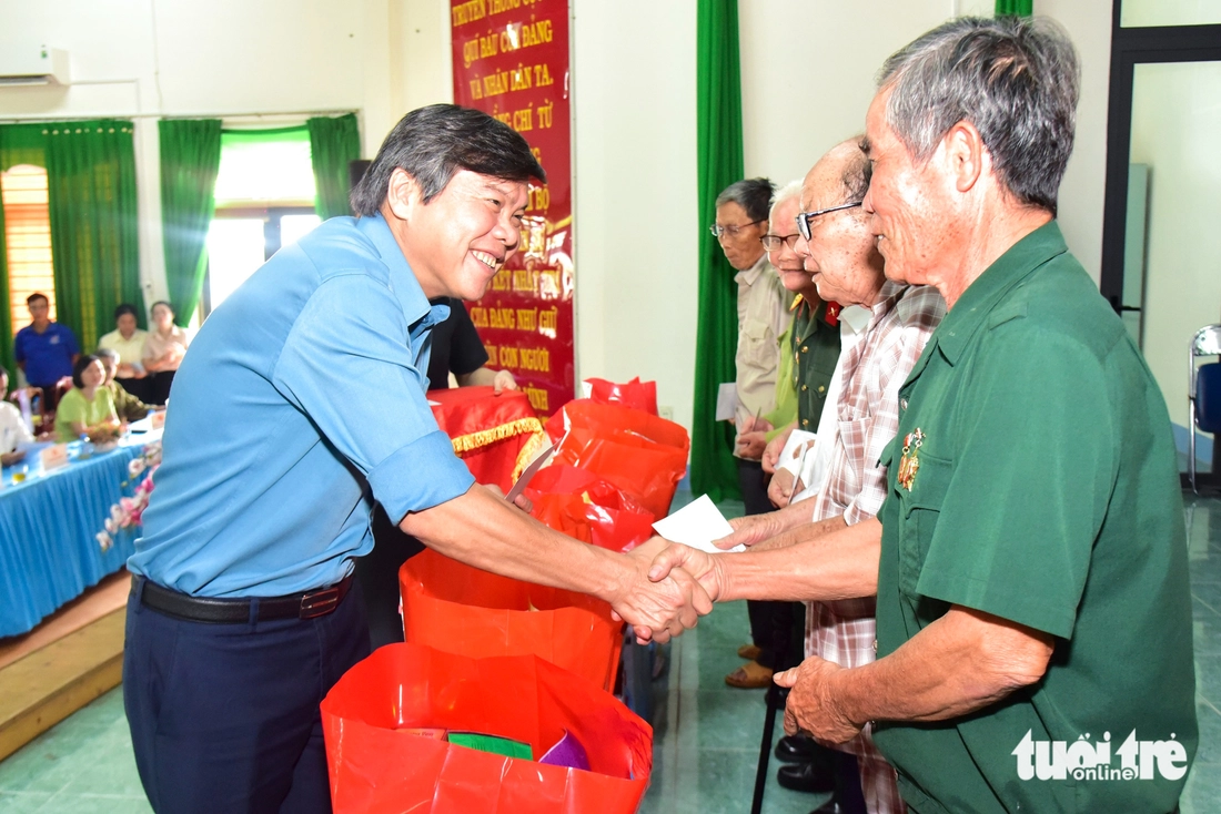 Đoàn Tuyên giáo và Dân vận Thành ủy TP.HCM thăm, tặng quà đồng bào Chăm, cựu chiến binh dịp 30-4 - Ảnh 11.