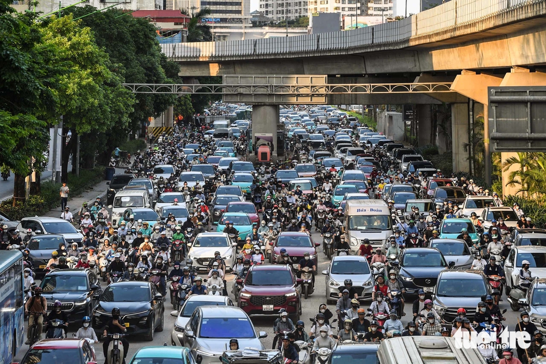Dòng người ùn ùn rời Hà Nội nghỉ lễ, một ô tô bốc cháy ở đường trên cao - Ảnh 6.