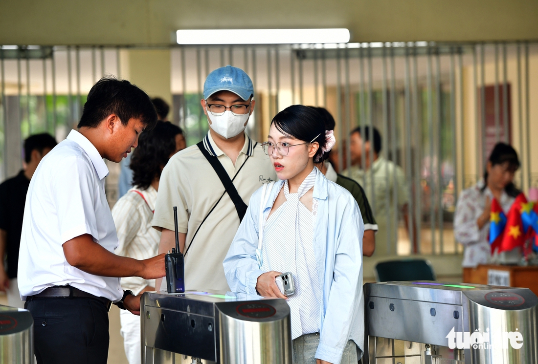 Người dân đội nắng mua vé tham quan di tích Dinh Độc Lập - Ảnh 4.