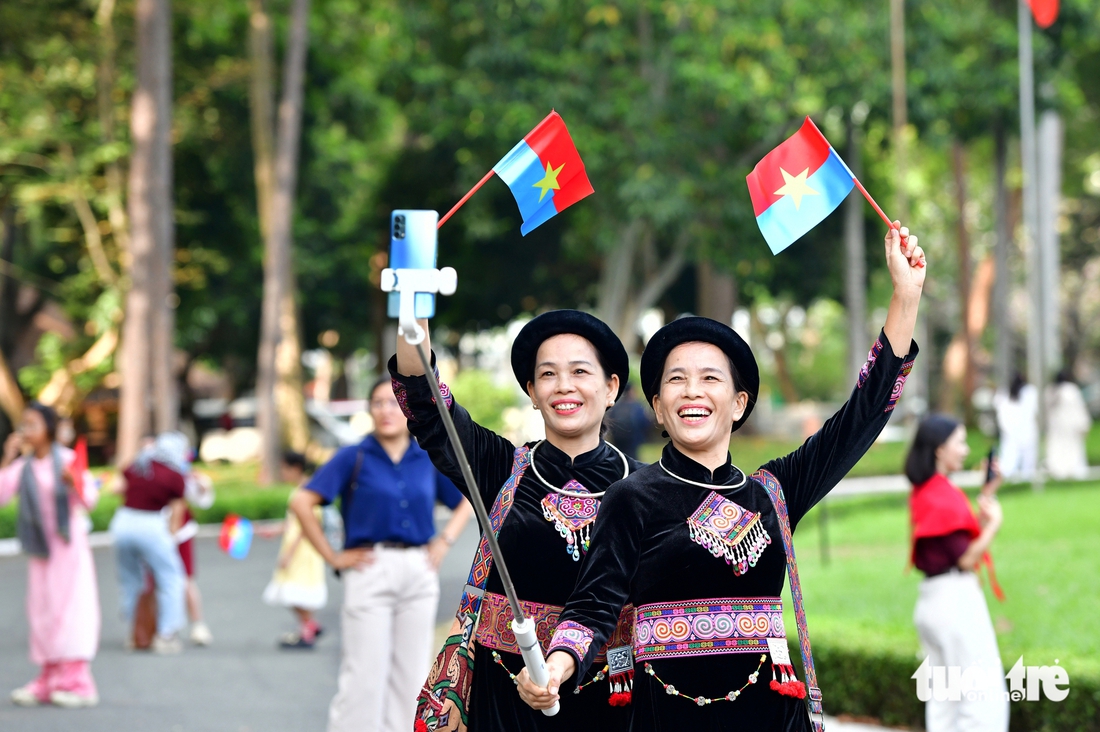 Người dân đội nắng mua vé tham quan di tích Dinh Độc Lập - Ảnh 5.