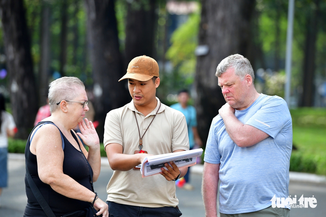 Người dân đội nắng mua vé tham quan di tích Dinh Độc Lập - Ảnh 7.