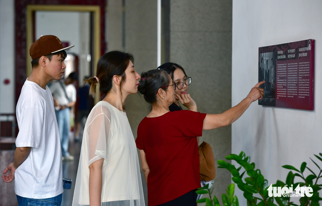 Người dân đội nắng mua vé tham quan di tích Dinh Độc Lập - Ảnh 12.