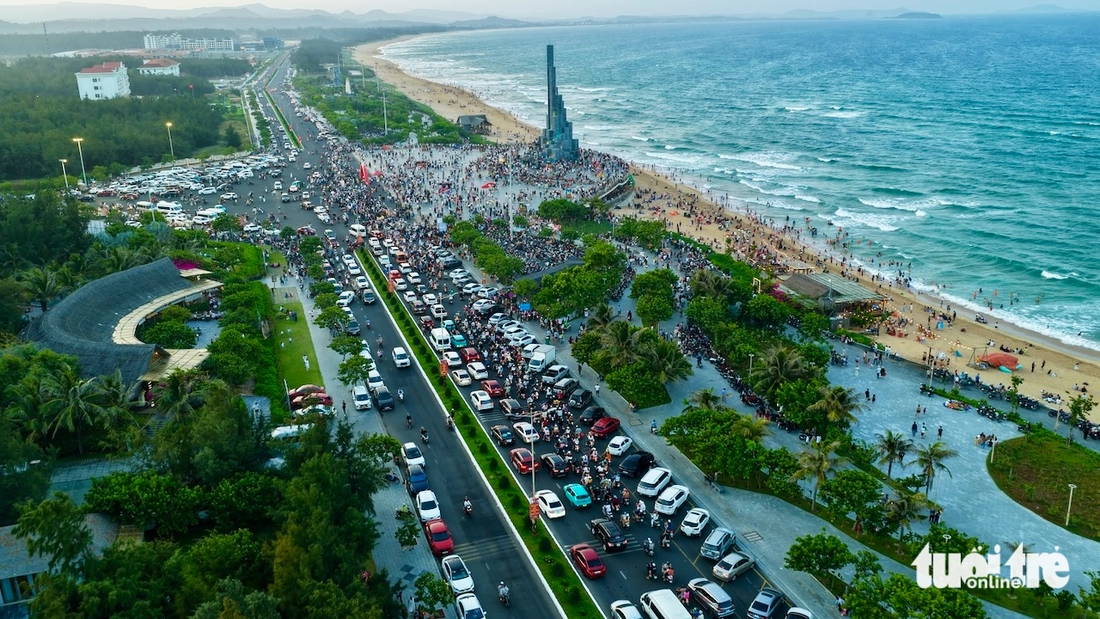 Ngày đầu nghỉ lễ: Du khách đến Phú Yên đông như trẩy hội từ sáng đến tối - Ảnh 2.