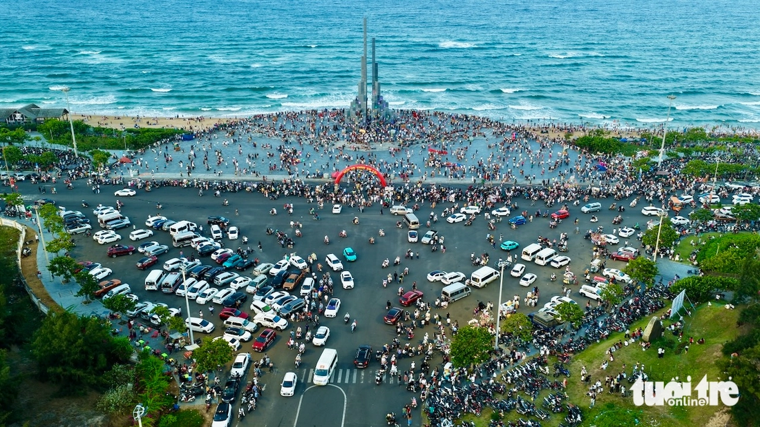Ngày đầu nghỉ lễ: Du khách đến Phú Yên đông như trẩy hội từ sáng đến tối - Ảnh 3.