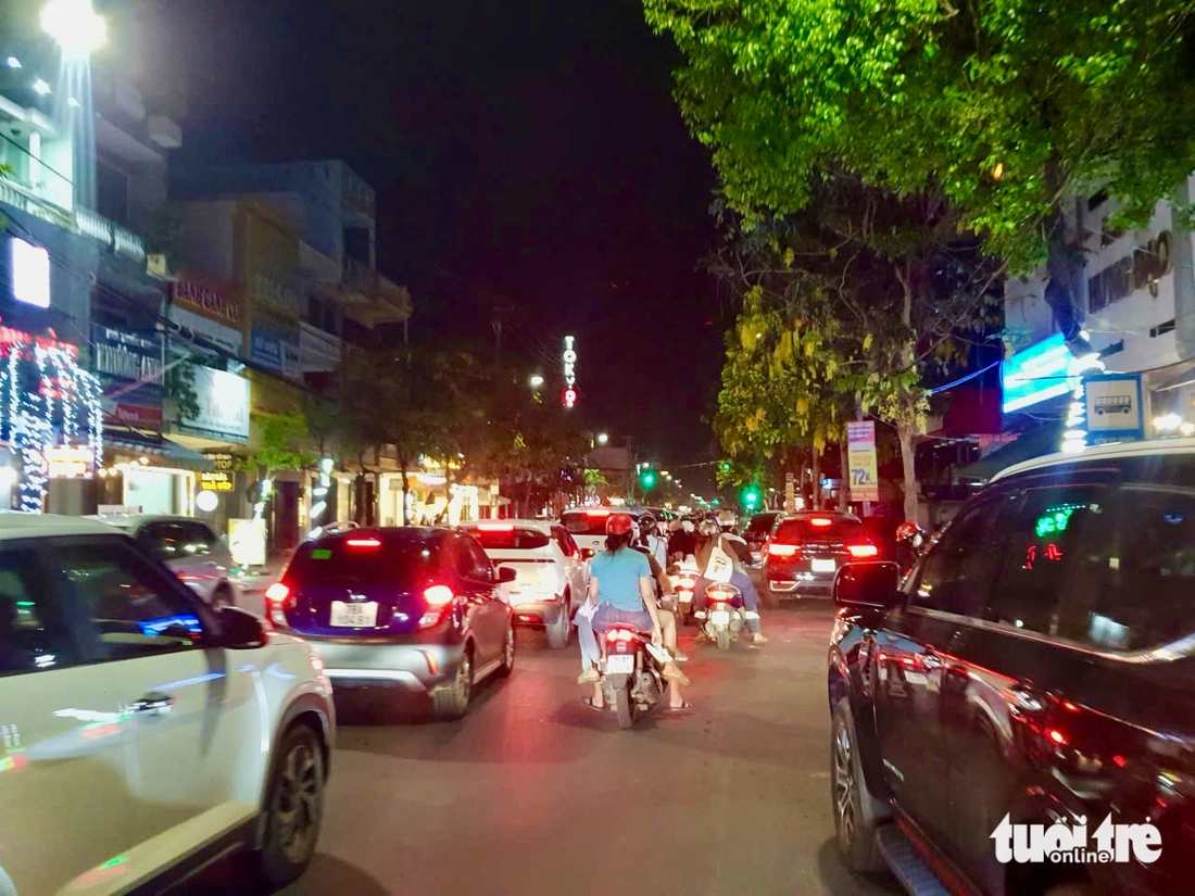 Ngày đầu nghỉ lễ: Du khách đến Phú Yên đông như trẩy hội từ sáng đến tối - Ảnh 8.