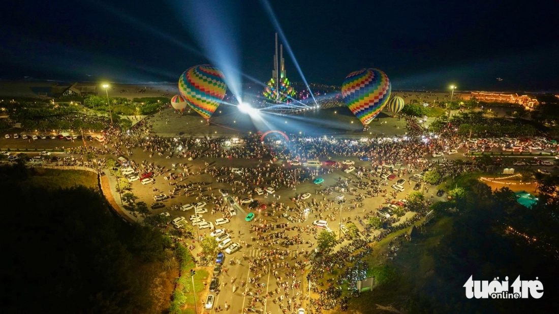 Ngày đầu nghỉ lễ: Du khách đến Phú Yên đông như trẩy hội từ sáng đến tối - Ảnh 12.