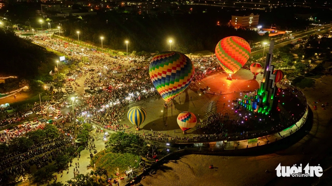 Ngày đầu nghỉ lễ: Du khách đến Phú Yên đông như trẩy hội từ sáng đến tối - Ảnh 13.