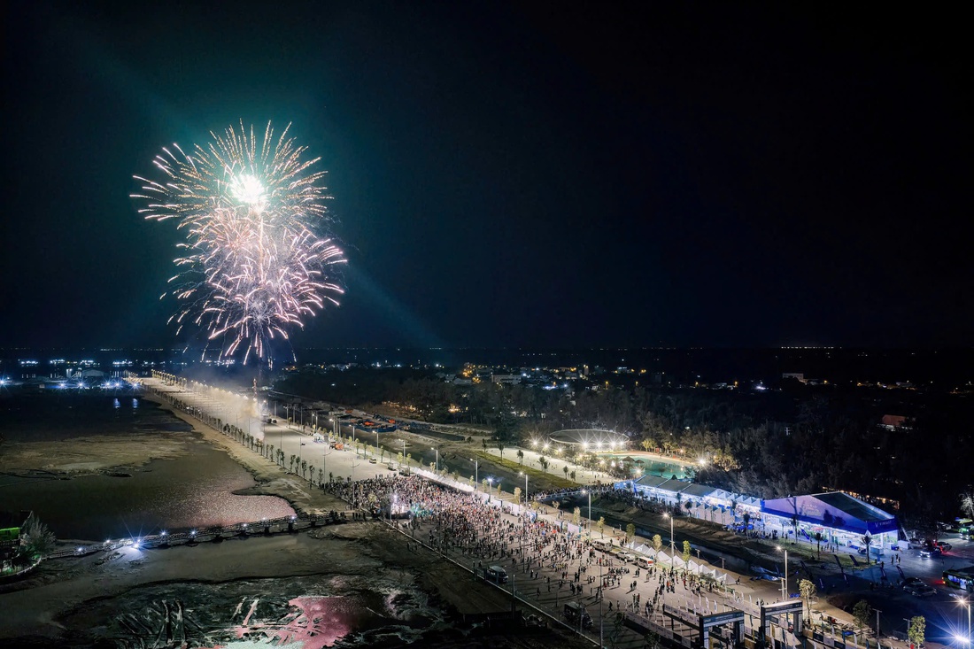 Pháo hoa rực sáng Vinhomes Green Paradise Cần Giờ chào đón các runner - Ảnh 9.