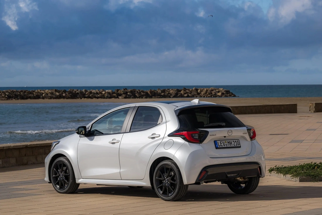 Mazda2 2026 ra mắt: Bổ sung tiện nghi, ADAS, động cơ hybrid mượn từ Toyota - Ảnh 3.