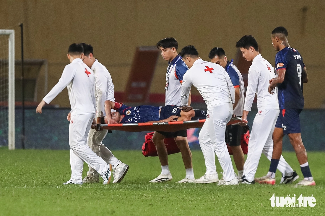 Quang Hải lên cáng sau va chạm mạnh với Quế Ngọc Hải - Ảnh 2.