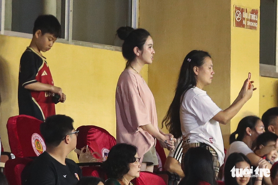 Quang Hải lên cáng sau va chạm mạnh với Quế Ngọc Hải - Ảnh 4.