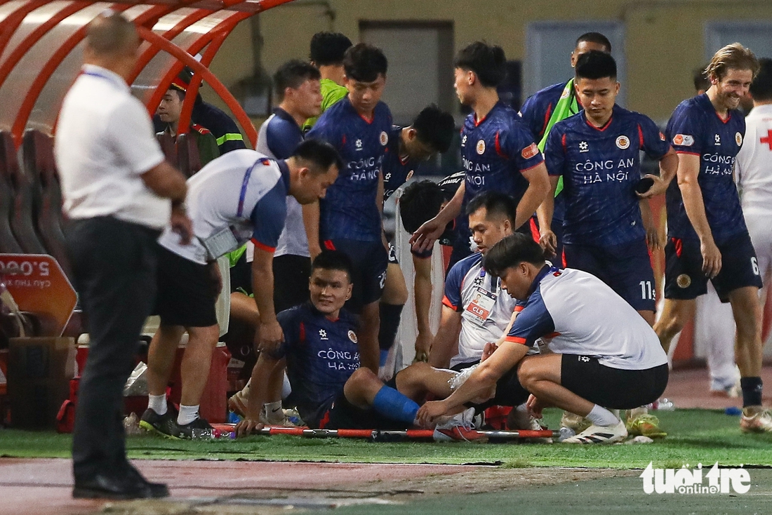 Quang Hải lên cáng sau va chạm mạnh với Quế Ngọc Hải - Ảnh 5.