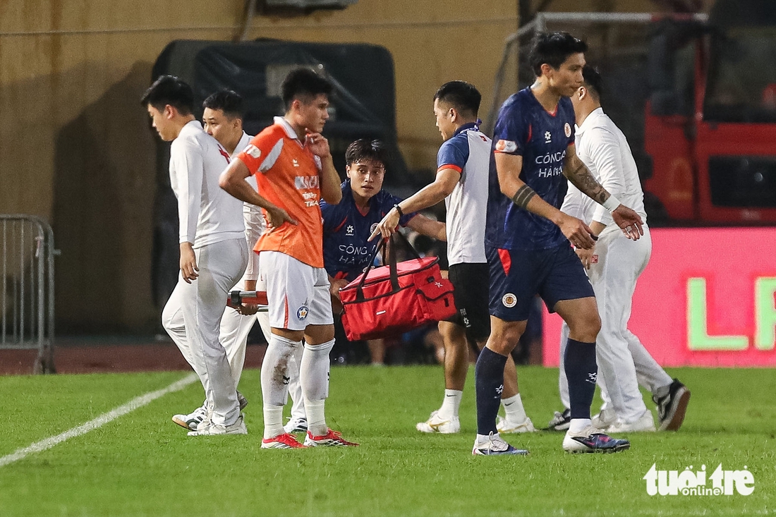 Quang Hải lên cáng sau va chạm mạnh với Quế Ngọc Hải - Ảnh 6.