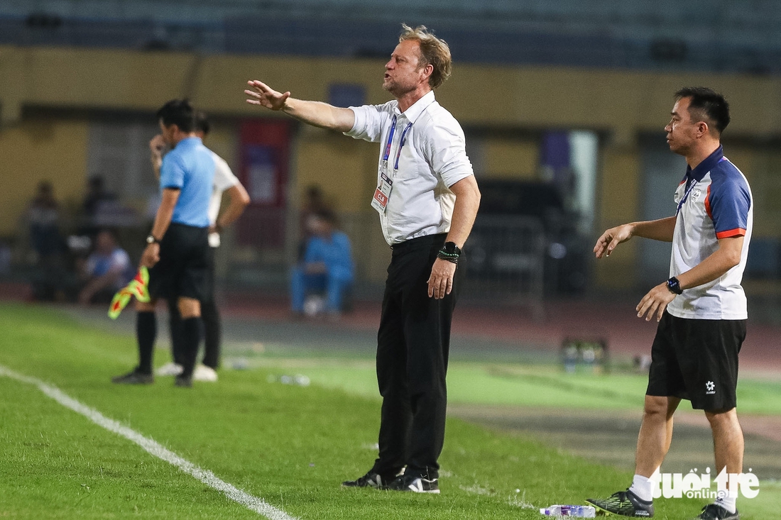 Quang Hải lên cáng sau va chạm mạnh với Quế Ngọc Hải - Ảnh 7.