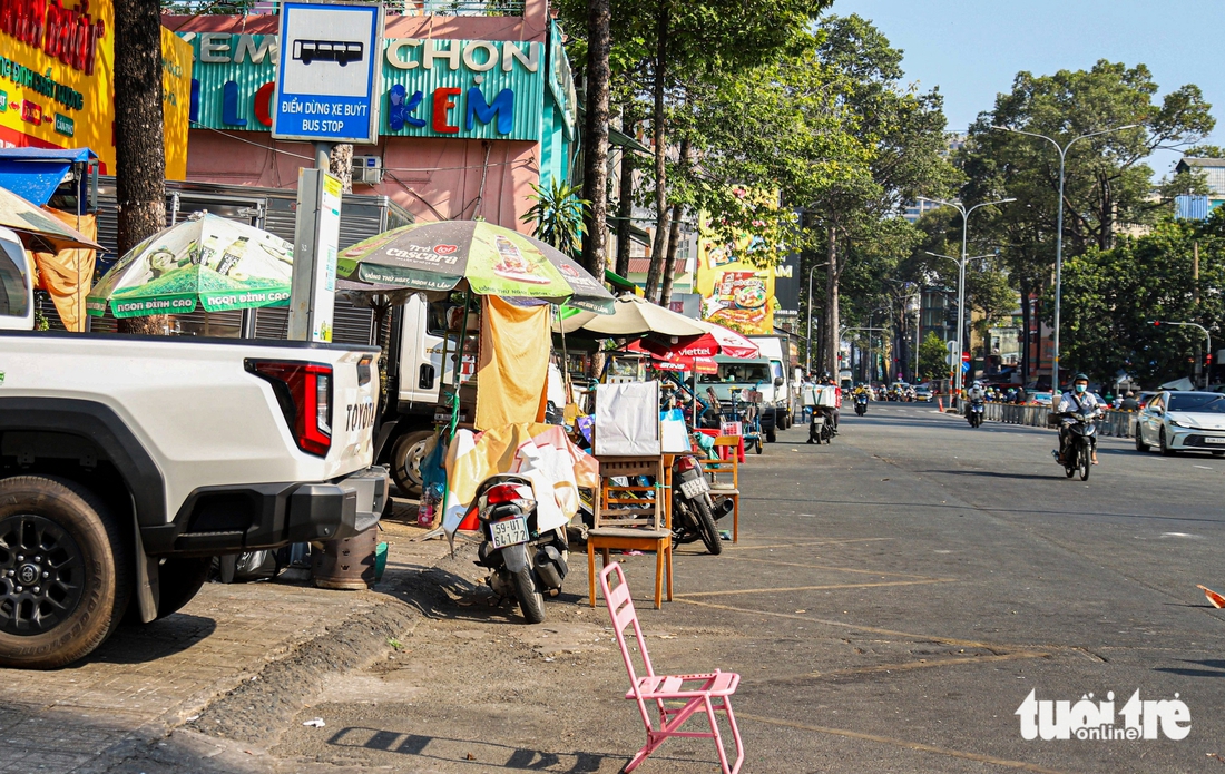 Nhiều vỉa hè đến trạm xe buýt tại TP.HCM bị lấn chiếm, nhà chờ, điểm dừng thành nơi bỏ rác, đậu xe - Ảnh 4.