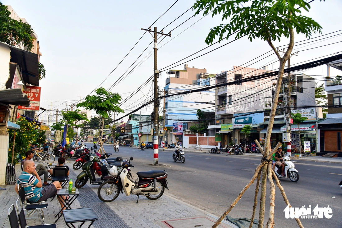 Khoảng 200 cột điện chờ di dời trên đường Nguyễn Thị Định vừa mở rộng 30m - Ảnh 3.