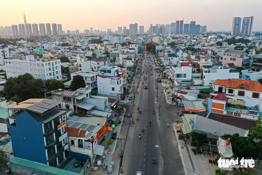 Khoảng 200 cột điện chờ di dời trên đường Nguyễn Thị Định vừa mở rộng 30m - Ảnh 9.