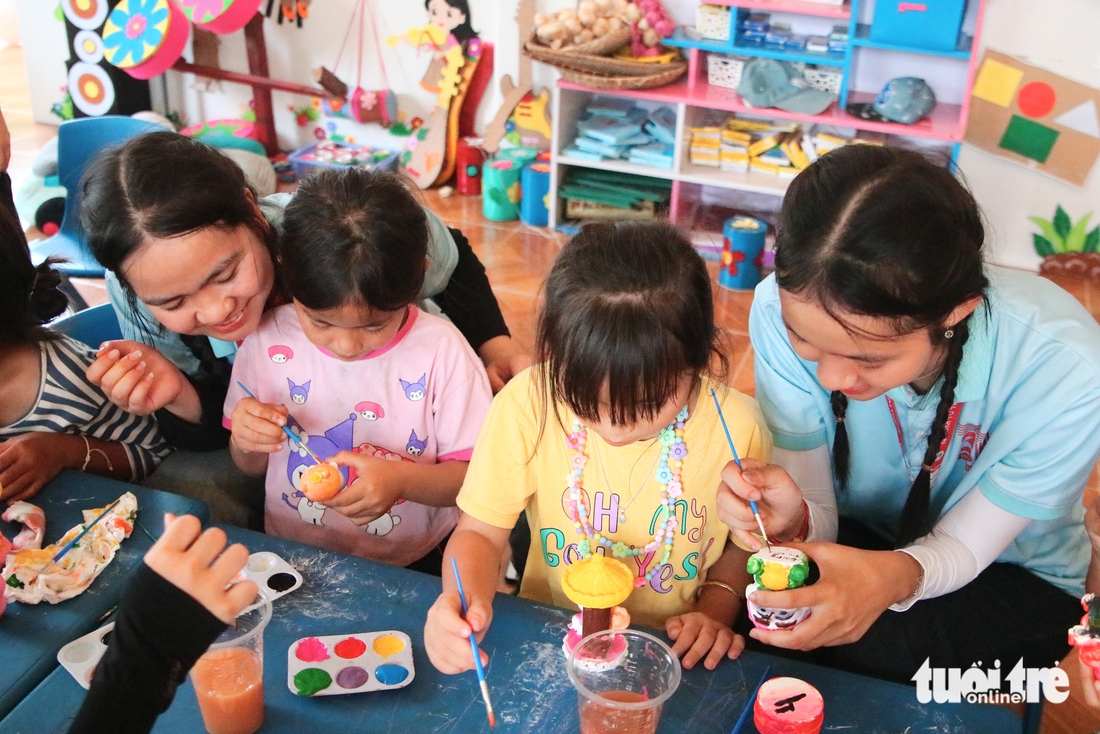 Vượt nắng gắt, hàng chục người trẻ mang ánh sáng lên Sông Y - Ảnh 6.