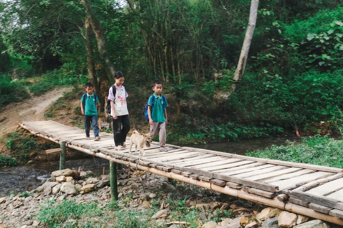 Qua sông bằng bè tự chế, học sinh vùng cao thấp thỏm trước mùa lũ - Ảnh 12.