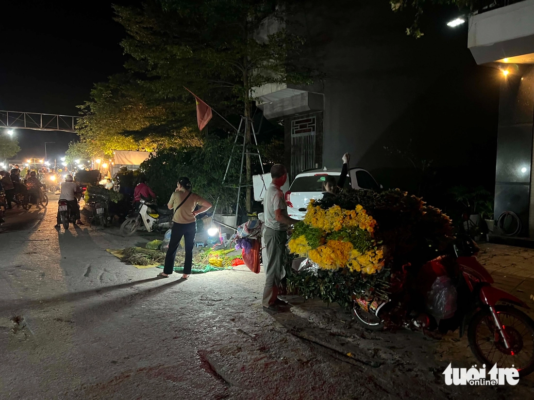 Khu chợ 'chui' quy mô khủng hoạt động thâu đêm sau nghĩa trang ở Hà Nội, được cảnh giới nghiêm ngặt - Ảnh 2.