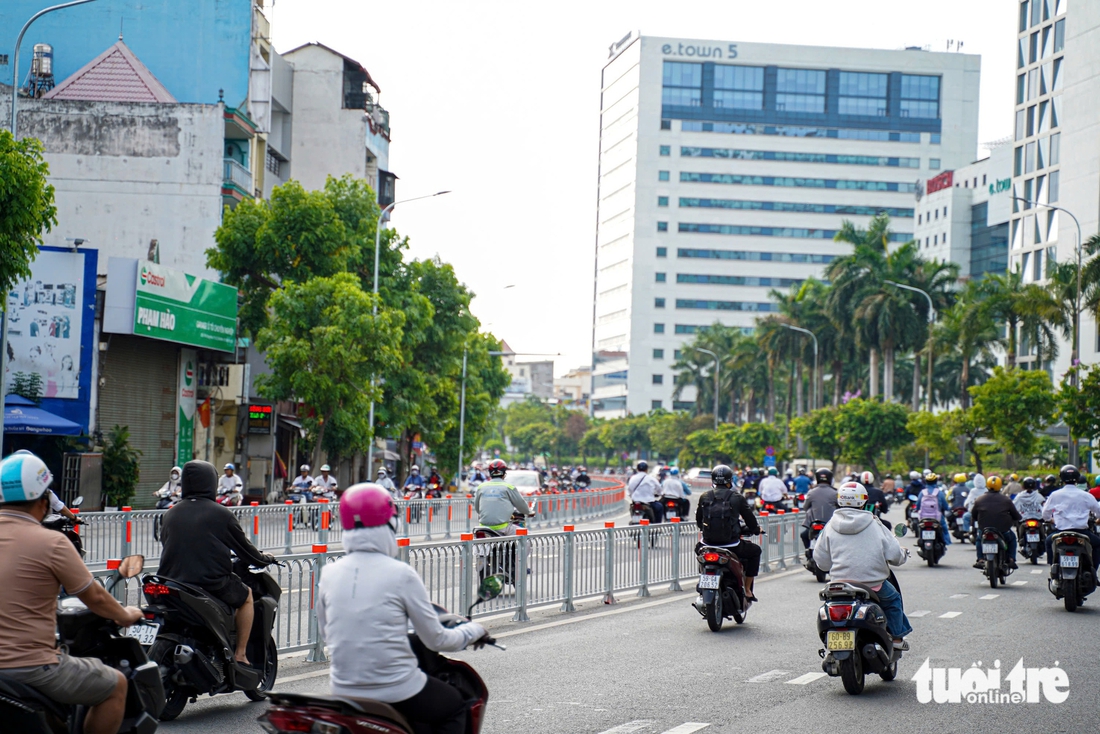 Đường Cộng Hòa thoáng hơn trong sáng đầu tuần sau 3 ngày mở làn đảo chiều - Ảnh 7.