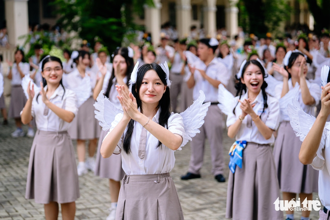 Nước mắt, nụ cười trong ngày lễ trưởng thành ở Trường THPT chuyên Lê Hồng Phong - Ảnh 10.