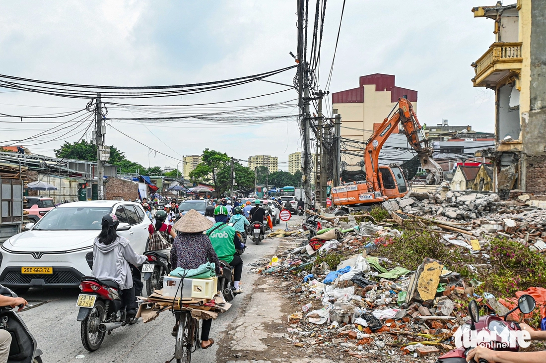 Người dân hối hả di dời, bàn giao mặt bằng làm đường vành đai khẩn cấp ở Hà Nội - Ảnh 7.