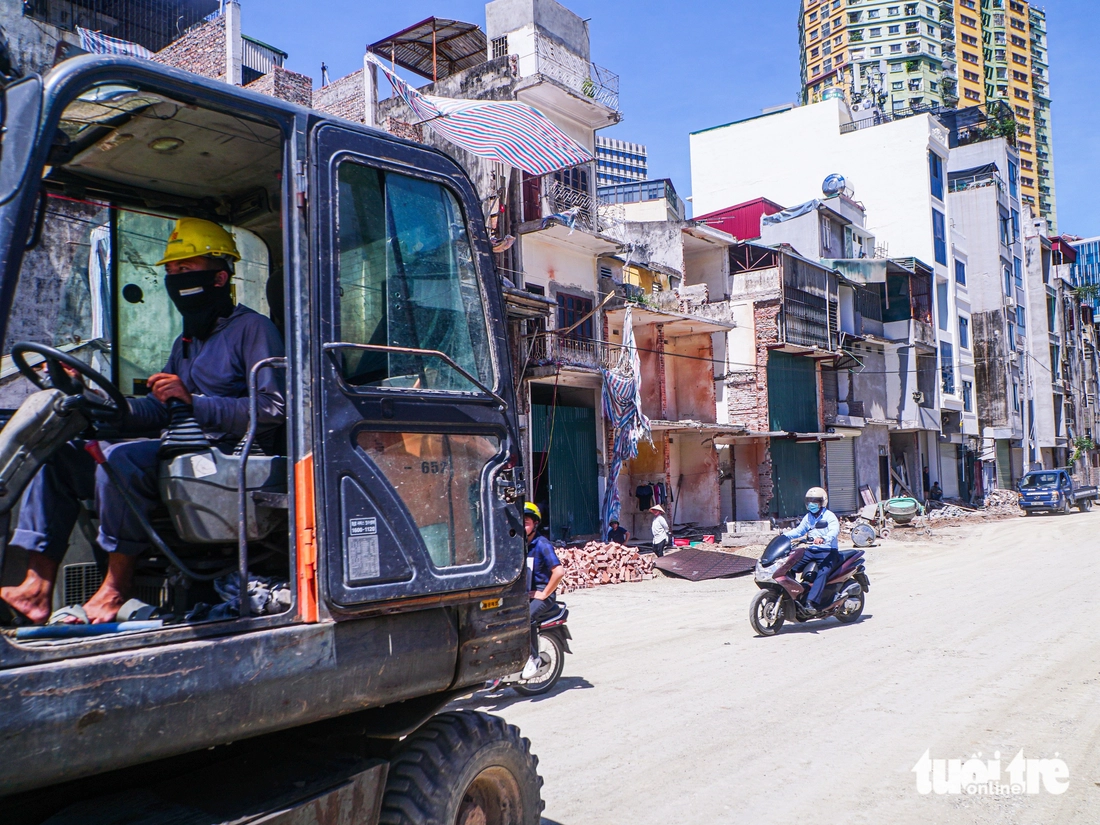 Người dân Hà Nội đội nắng mưu sinh trong ngày thủ đô nóng nhất cả nước - Ảnh 3.