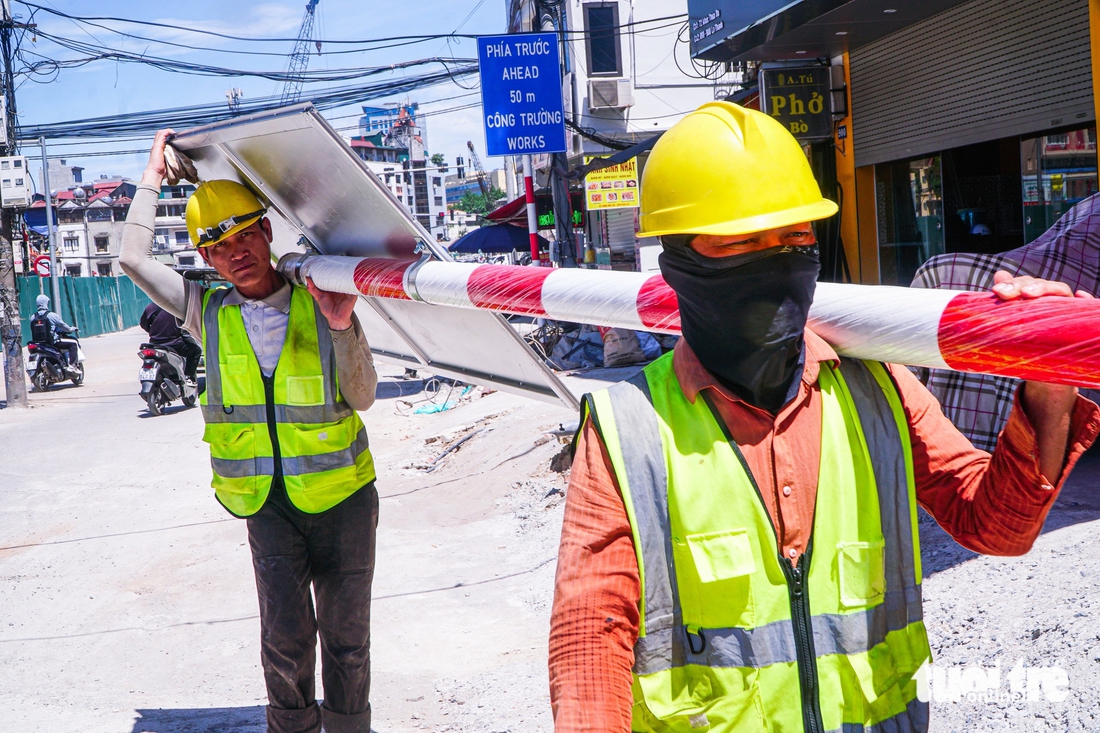 Người dân Hà Nội đội nắng mưu sinh trong ngày thủ đô nóng nhất cả nước - Ảnh 10.