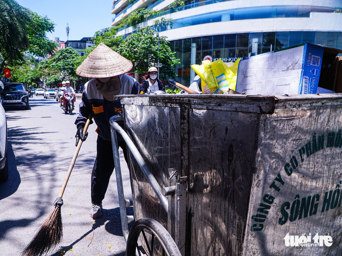Người dân Hà Nội đội nắng mưu sinh trong ngày thủ đô nóng nhất cả nước - Ảnh 23.