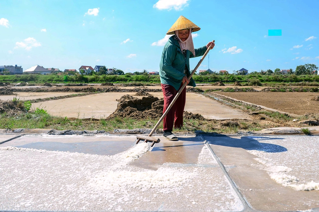 Mồ hôi mặn trên cánh đồng muối dưới chảo lửa 40 độ - Ảnh 1.