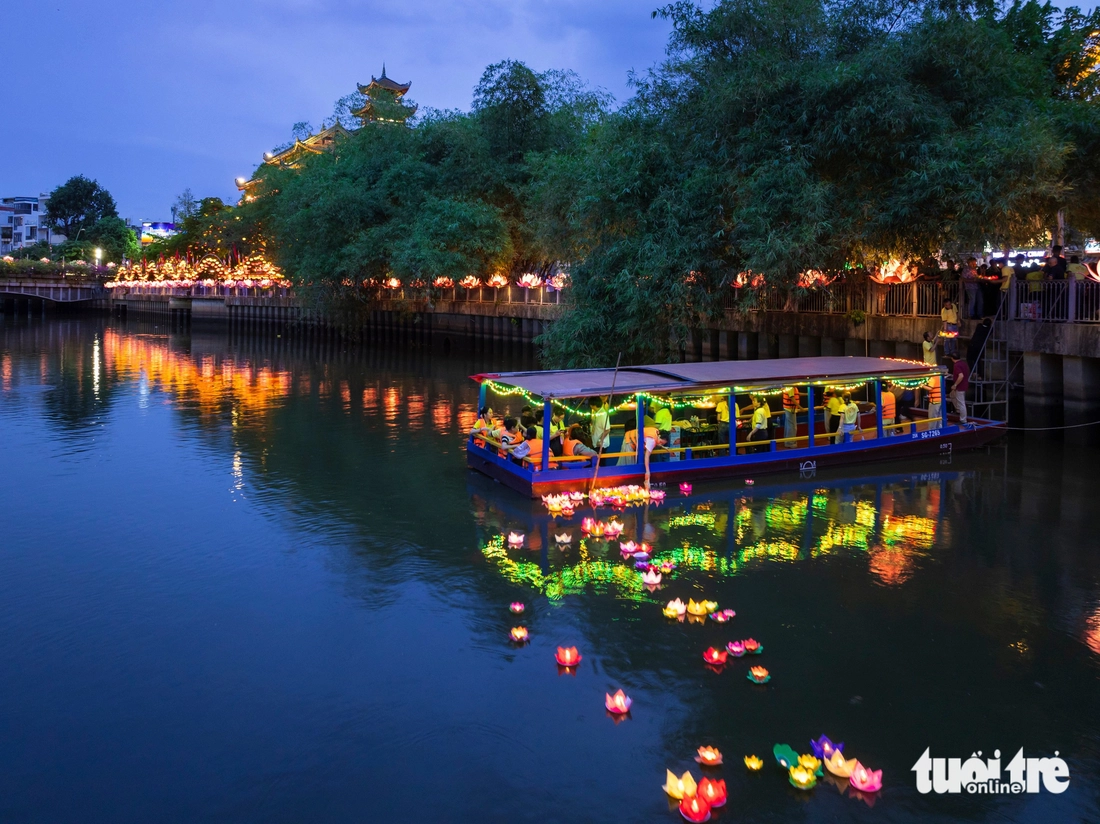Hàng ngàn người về chùa Pháp Hoa thả hoa đăng cầu bình an mùa Phật đản - Ảnh 3. Phật đản - Ảnh 3.