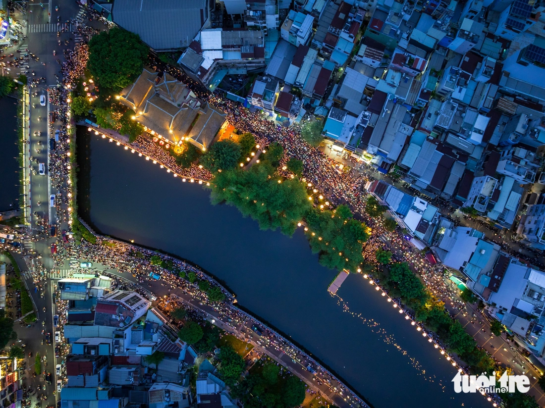 Hàng ngàn người về chùa Pháp Hoa thả hoa đăng cầu bình an mùa Phật đản - Ảnh 4. Phật đản - Ảnh 4.