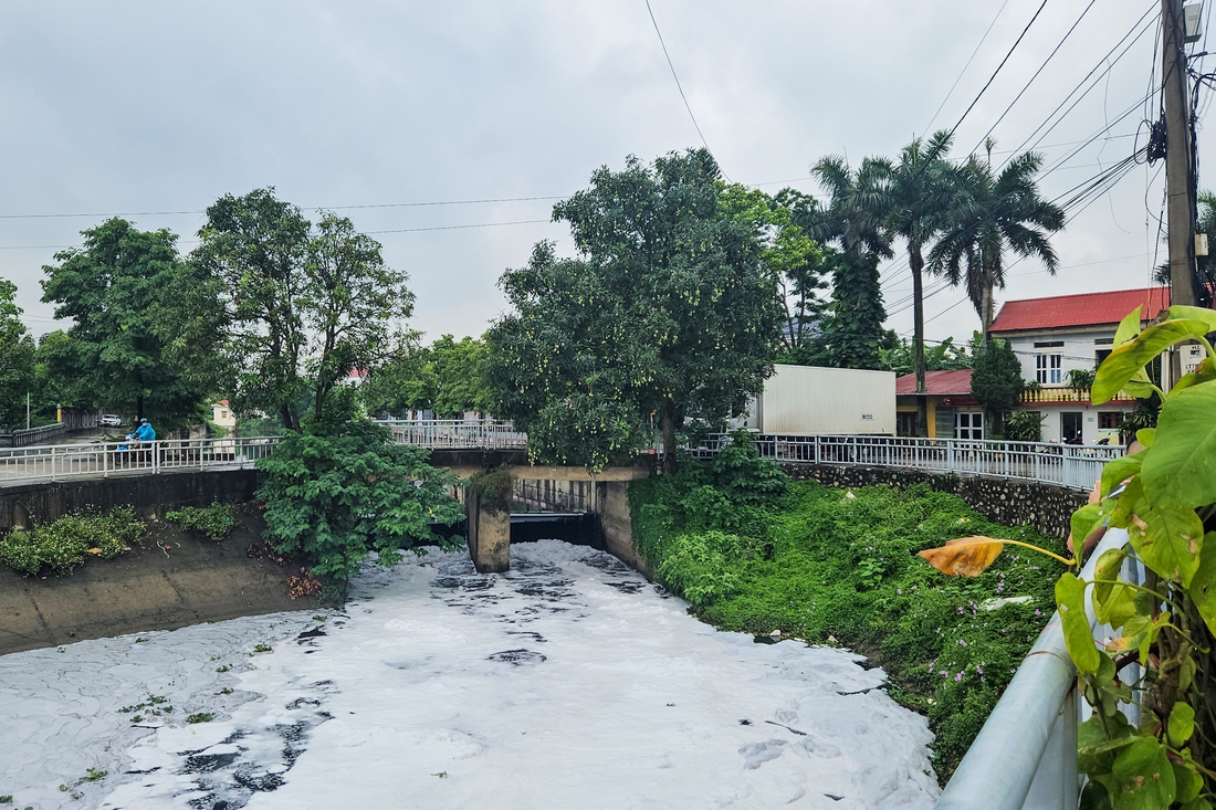 Nước kênh đen như mực, bốc mùi hôi thối, dân lo chảy ra sông Cầu - Ảnh 1. bắc ninh - Ảnh 1.