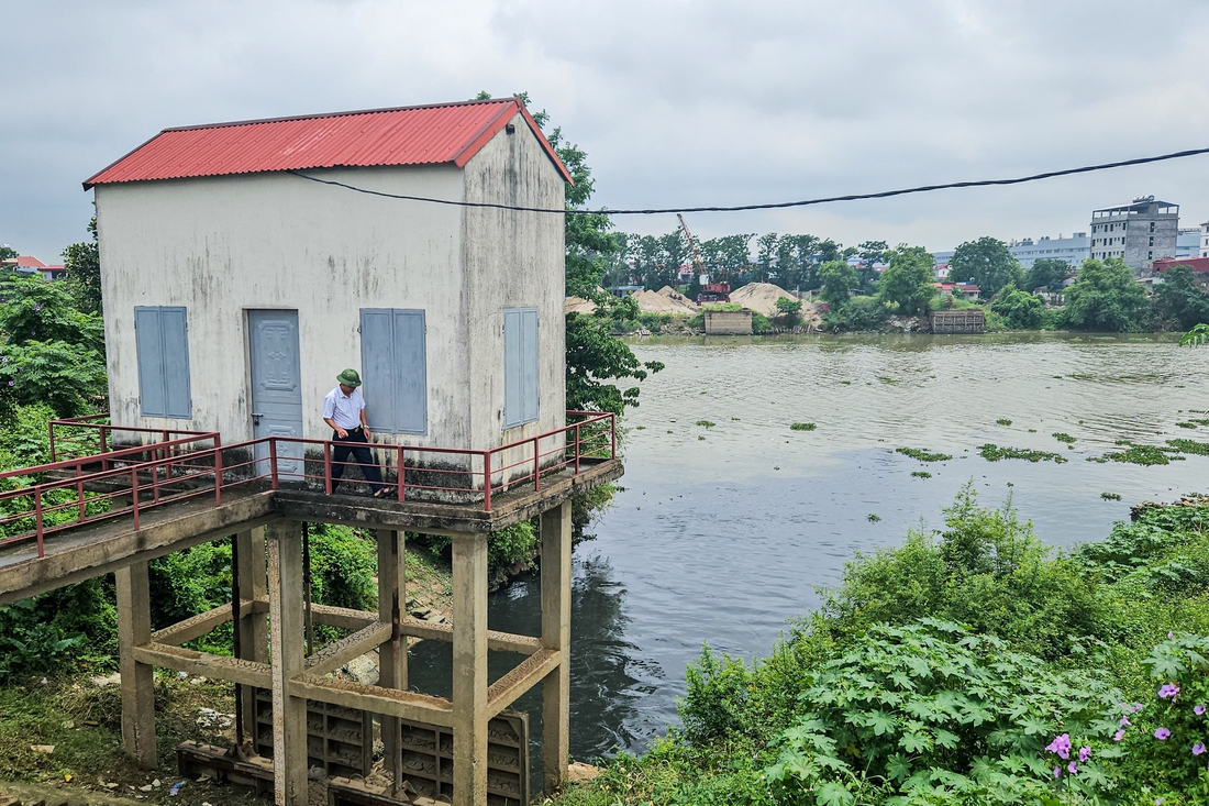 Nước kênh đen như mực, bốc mùi hôi thối, dân lo chảy ra sông Cầu - Ảnh 5. Sông Cầu nước chảy chia hai, bên đen ô nhiễm bên vàng phù sa - Ảnh 5.