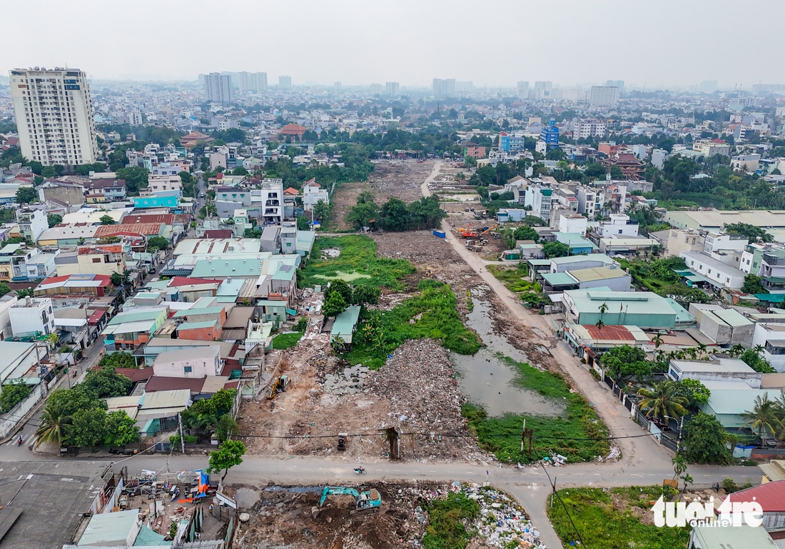 2,7km vành đai 2 TP.HCM tái khởi động, máy móc rầm rộ sau hơn 5 năm chờ đợi - Ảnh 12.