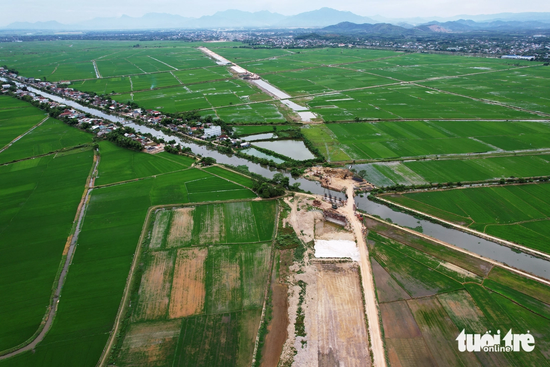 Cận cảnh dự án đường nghìn tỉ nối sân bay Huế bụi mù, thi công ì ạch - Ảnh 9.