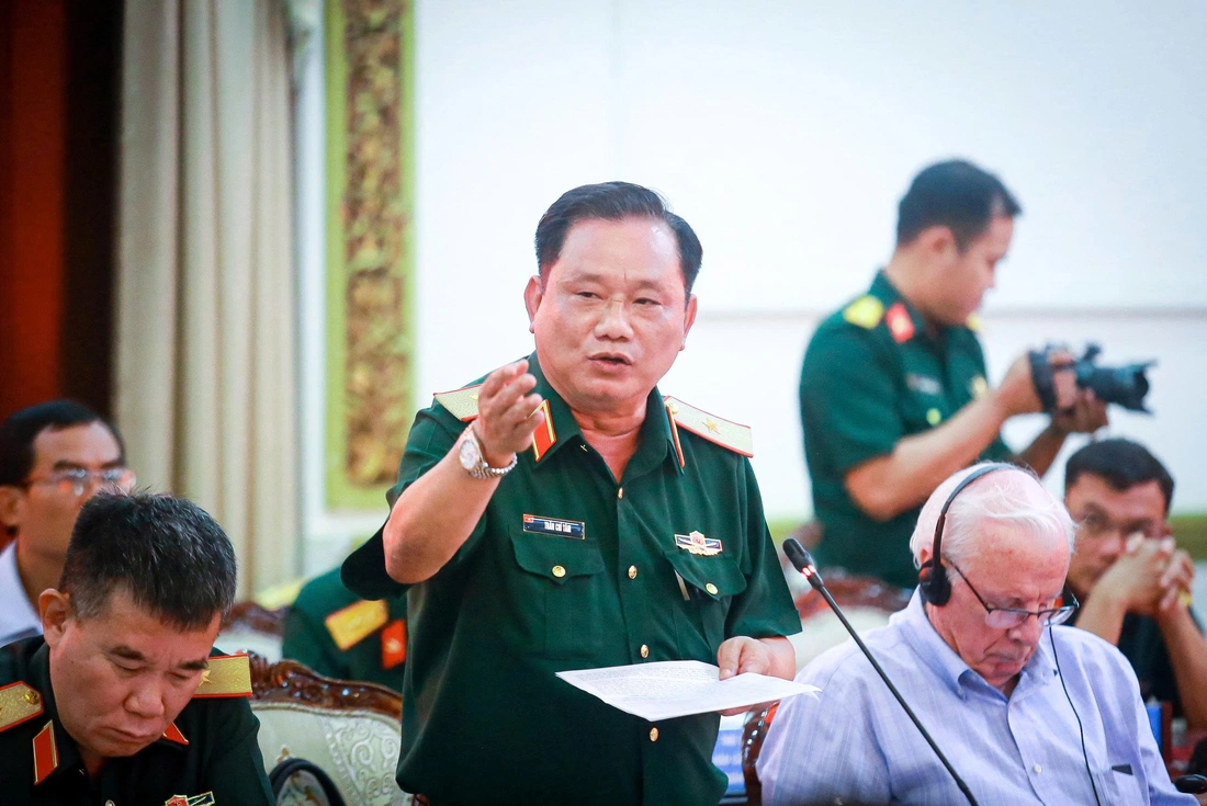 Quân khu 7 đưa đội quy tập hài cốt liệt sĩ từ Campuchia về hỗ trợ tại công viên Lê Thị Riêng - Ảnh 1.