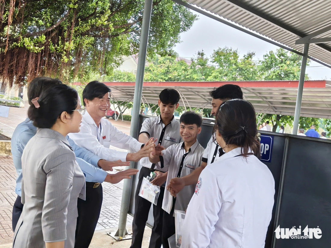 - Ảnh 4. thi tốt nghiệp - Ảnh 26.