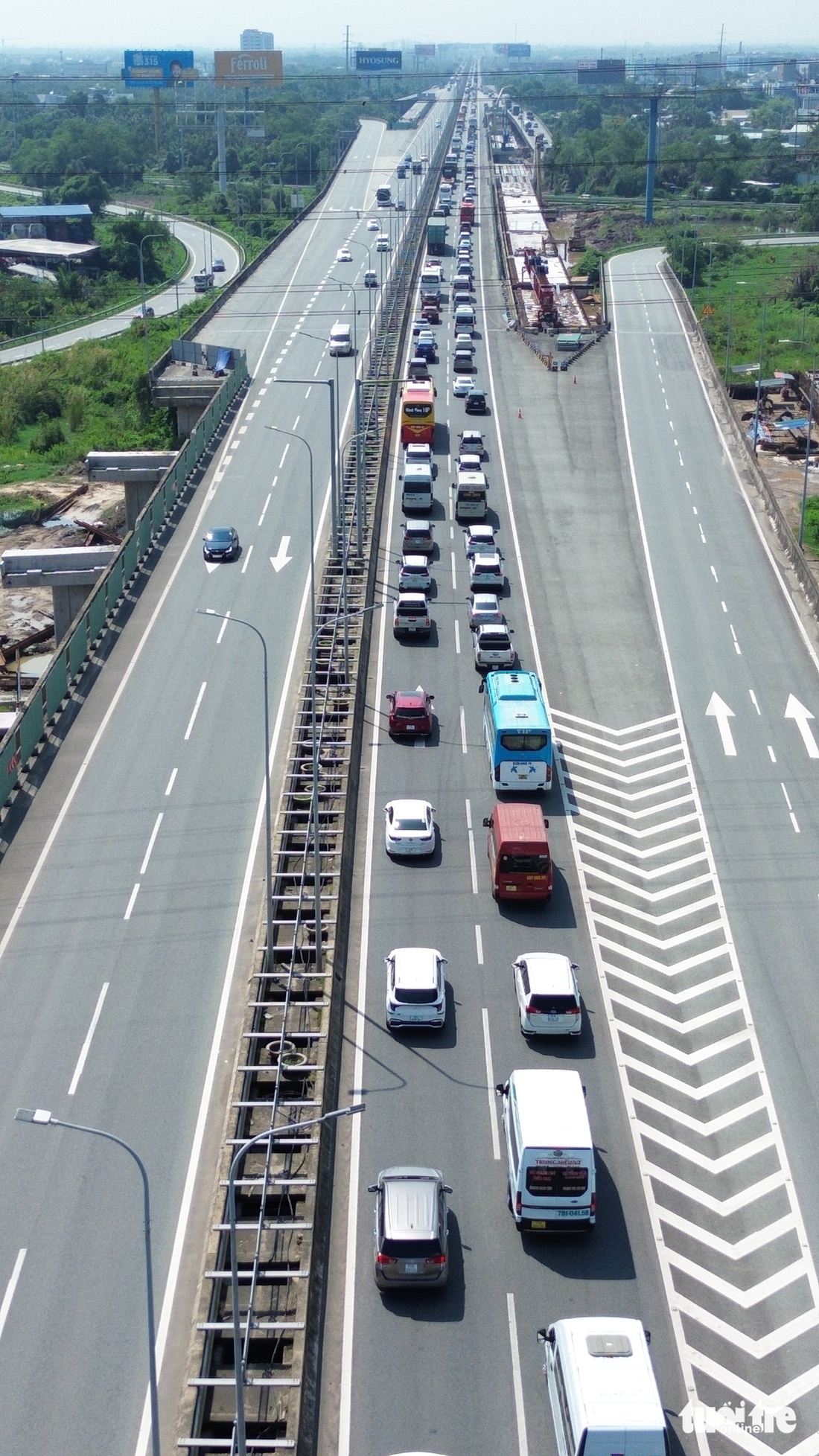 Kẹt xe 10km trên cao tốc TP.HCM - Long Thành - Ảnh 1.