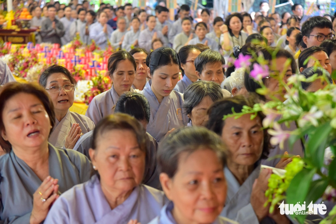 Lễ cầu siêu các anh hùng liệt sĩ tại công viên Lê Thị Riêng diễn ra xuyên đêm - Ảnh 18.