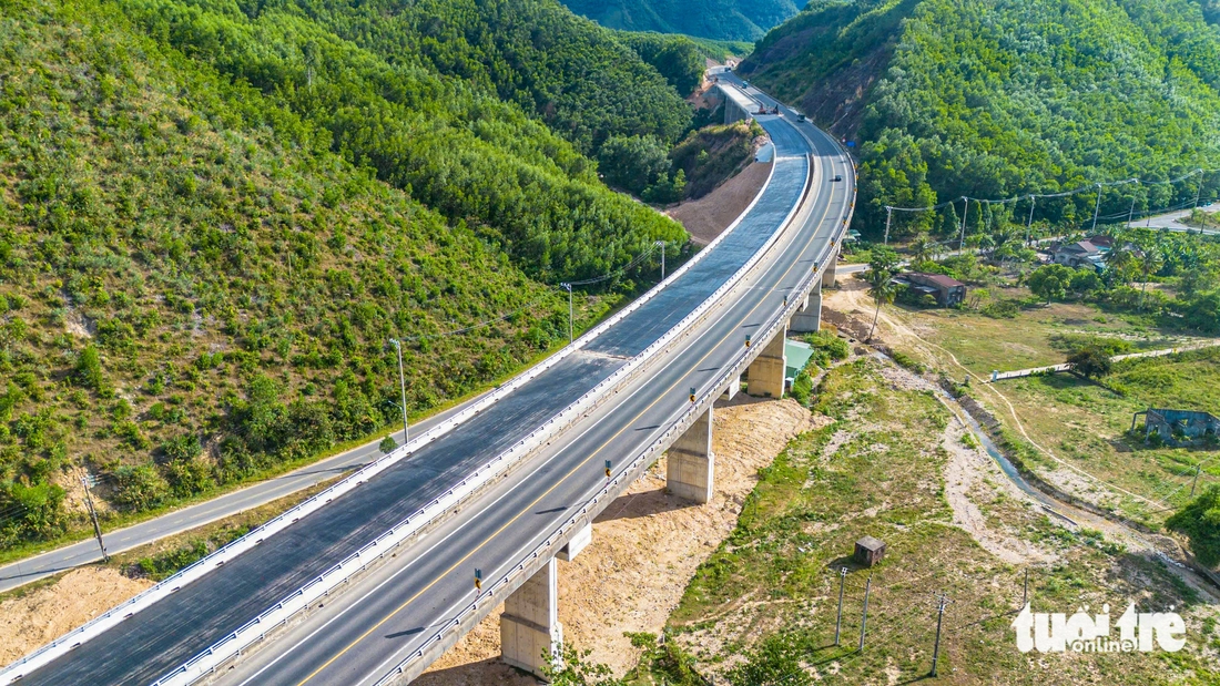 Diện mạo cao tốc La Sơn - Hòa Liên 4 làn xe gần đến ngày về đích - Ảnh 9.