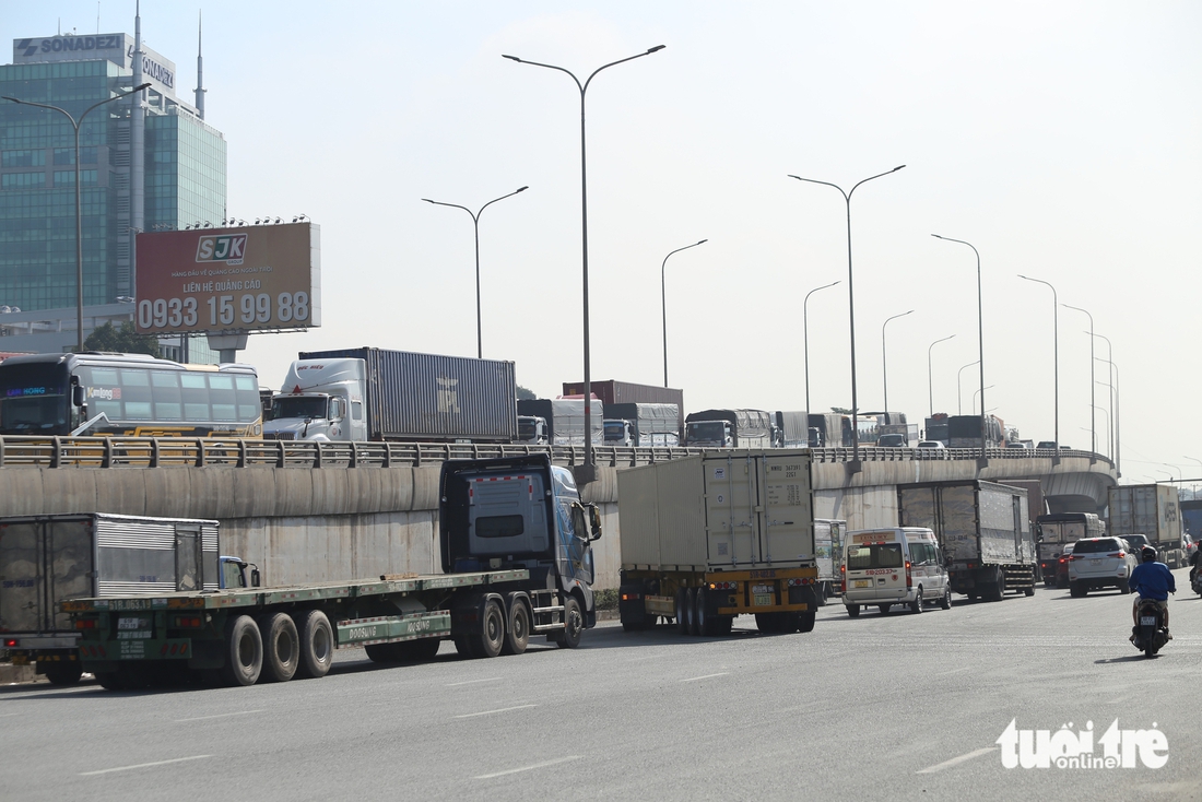 Quốc lộ 1 kẹt xe gần 5km khi xe tải lật chắn ngang đường trên cầu vượt Tân Vạn - Ảnh 6.