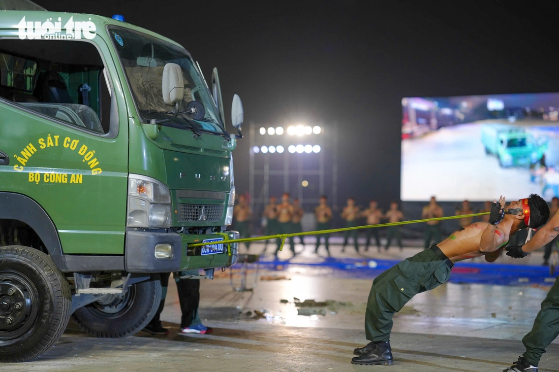 Công an biểu diễn võ thuật gây ấn tượng mạnh tại Đà Lạt - Ảnh 3.