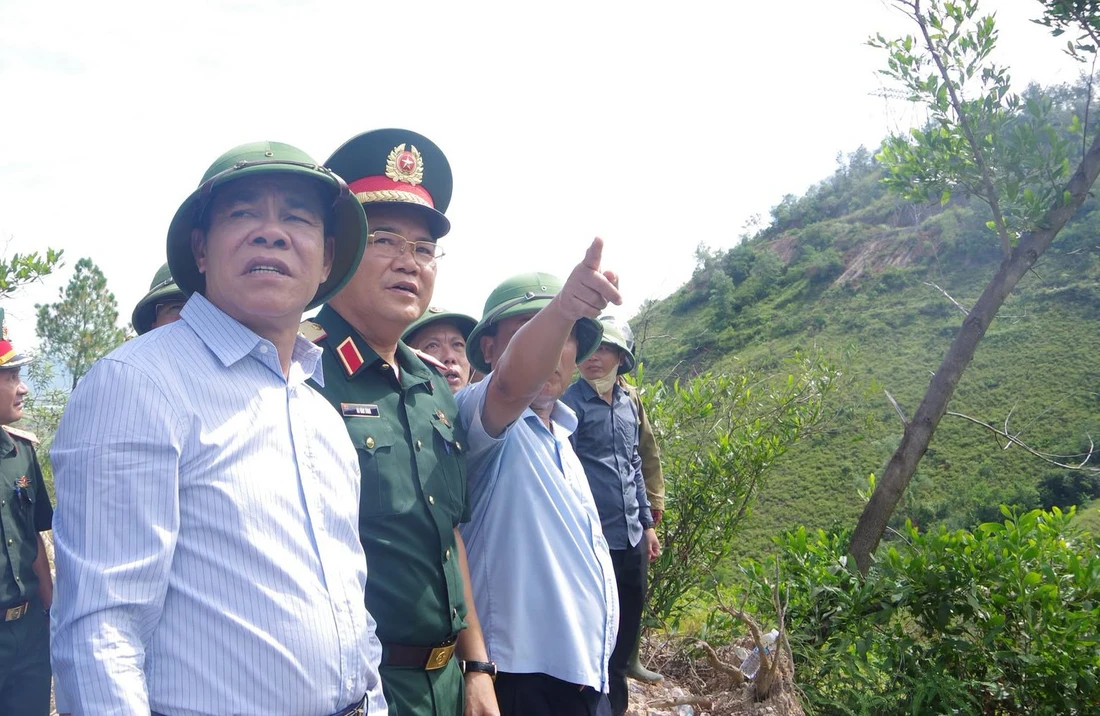 Bộ đội, công an căng mình chữa cháy rừng trong 'chảo lửa' - Ảnh 2.