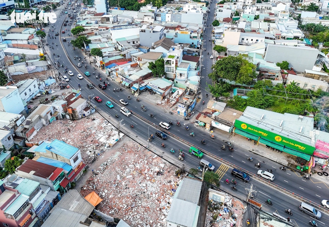 Dọc quốc lộ 13, nhà cửa liên tiếp tháo dỡ để nhường chỗ mở rộng đường - Ảnh 1.