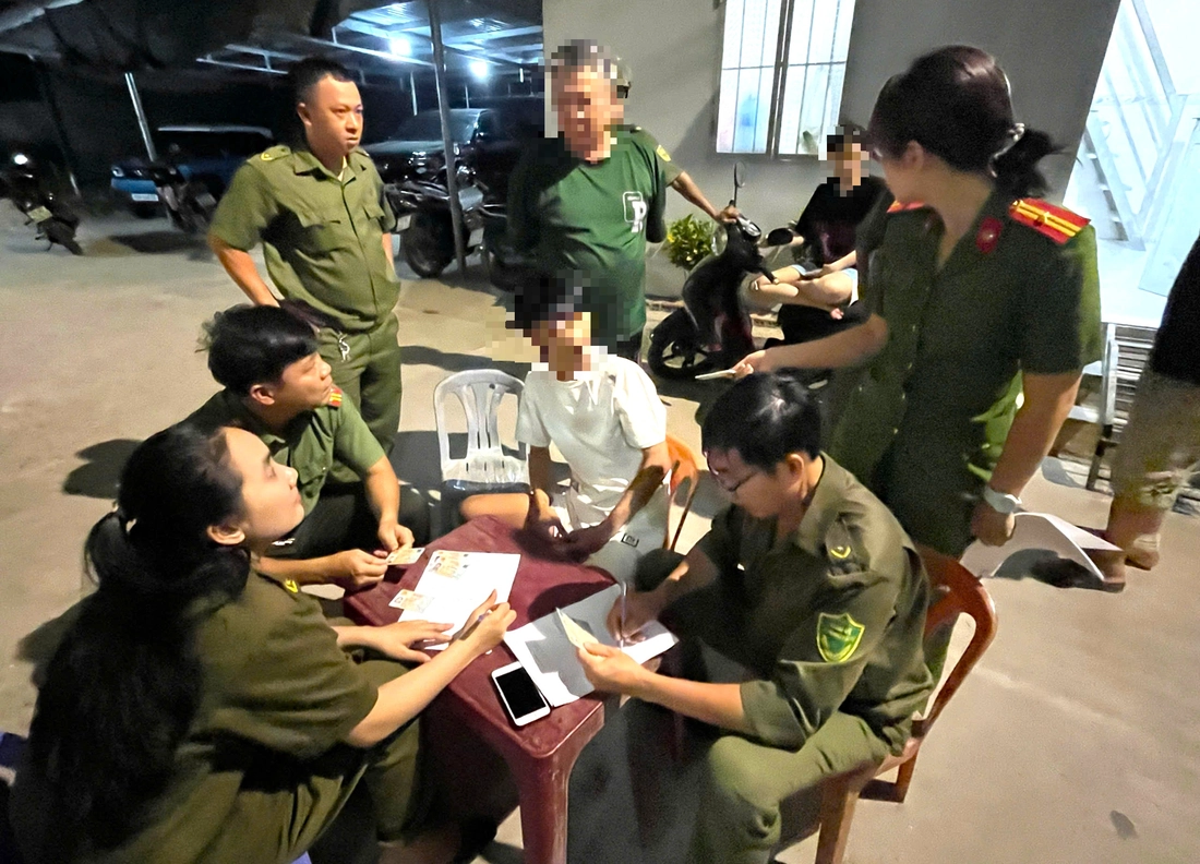 Theo chân công an phường gõ cửa từng phòng trọ xét nghiệm ma túy trong cộng đồng - Ảnh 4.